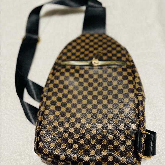 Non brand mini sling pack - Picture 2 of 2